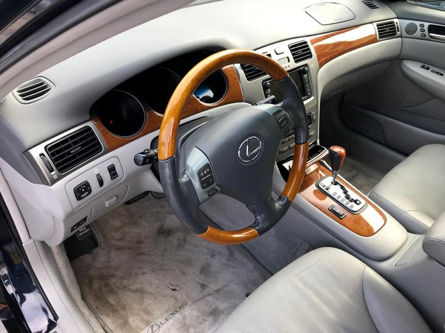 Lexus ES 330 Vehicle Full-screen Gallery Image 9