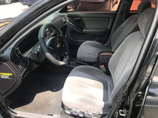 Hyundai Elantra Vehicle Full-screen Gallery Image 5