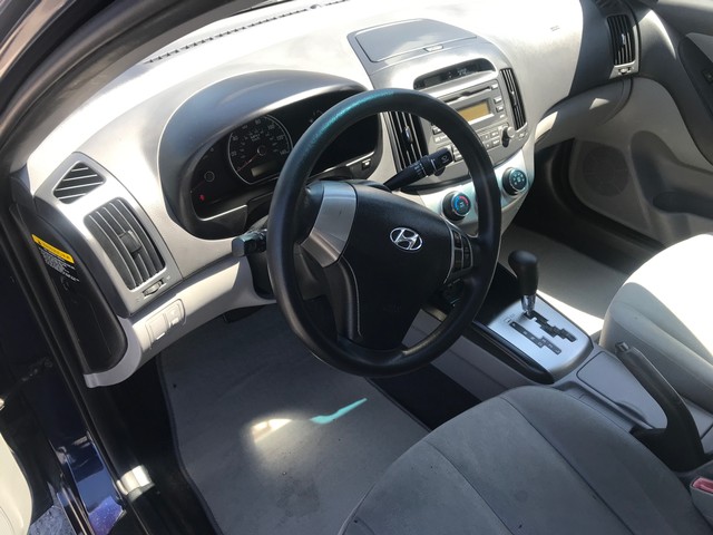 Hyundai Elantra Vehicle Full-screen Gallery Image 10