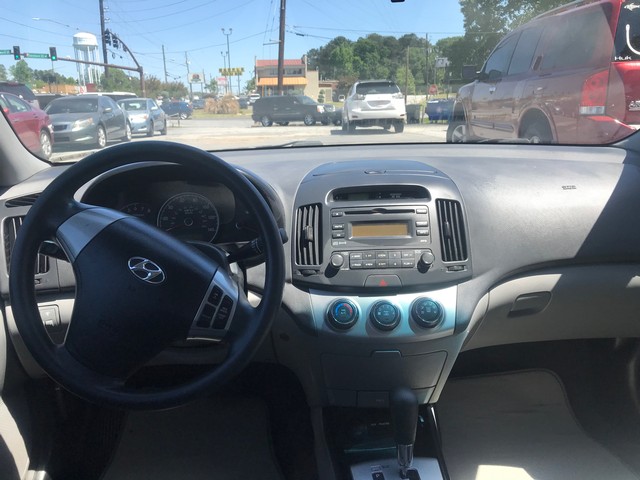 Hyundai Elantra Vehicle Full-screen Gallery Image 12