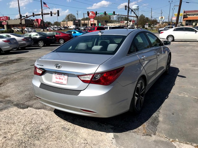 Hyundai Sonata Vehicle Full-screen Gallery Image 5