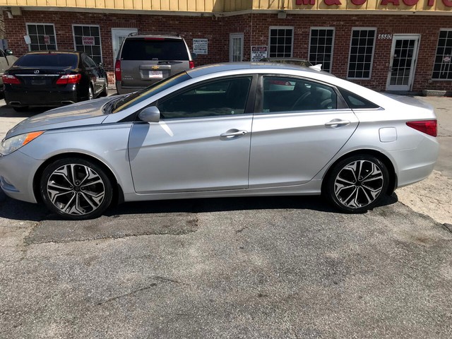 Hyundai Sonata Vehicle Full-screen Gallery Image 8