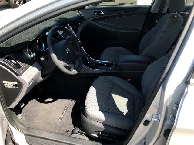 Hyundai Sonata Vehicle Full-screen Gallery Image 9