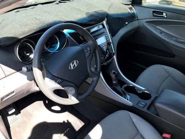 Hyundai Sonata Vehicle Full-screen Gallery Image 10