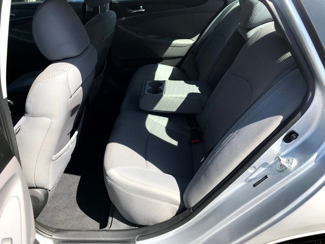 Hyundai Sonata Vehicle Full-screen Gallery Image 11
