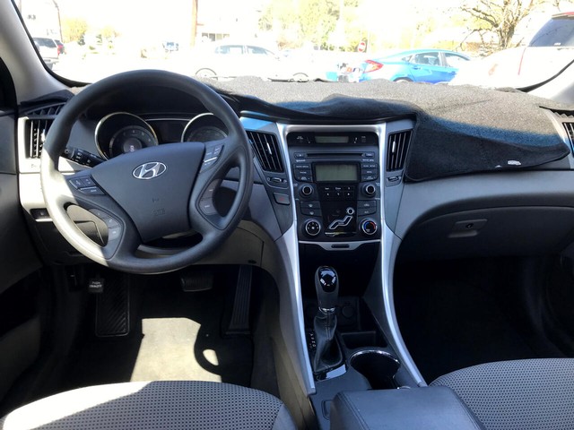 Hyundai Sonata Vehicle Full-screen Gallery Image 12