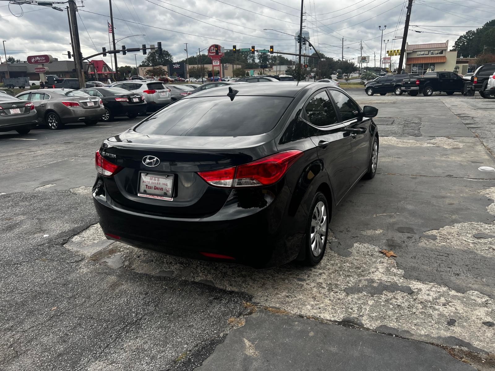Hyundai Elantra Vehicle Full-screen Gallery Image 3