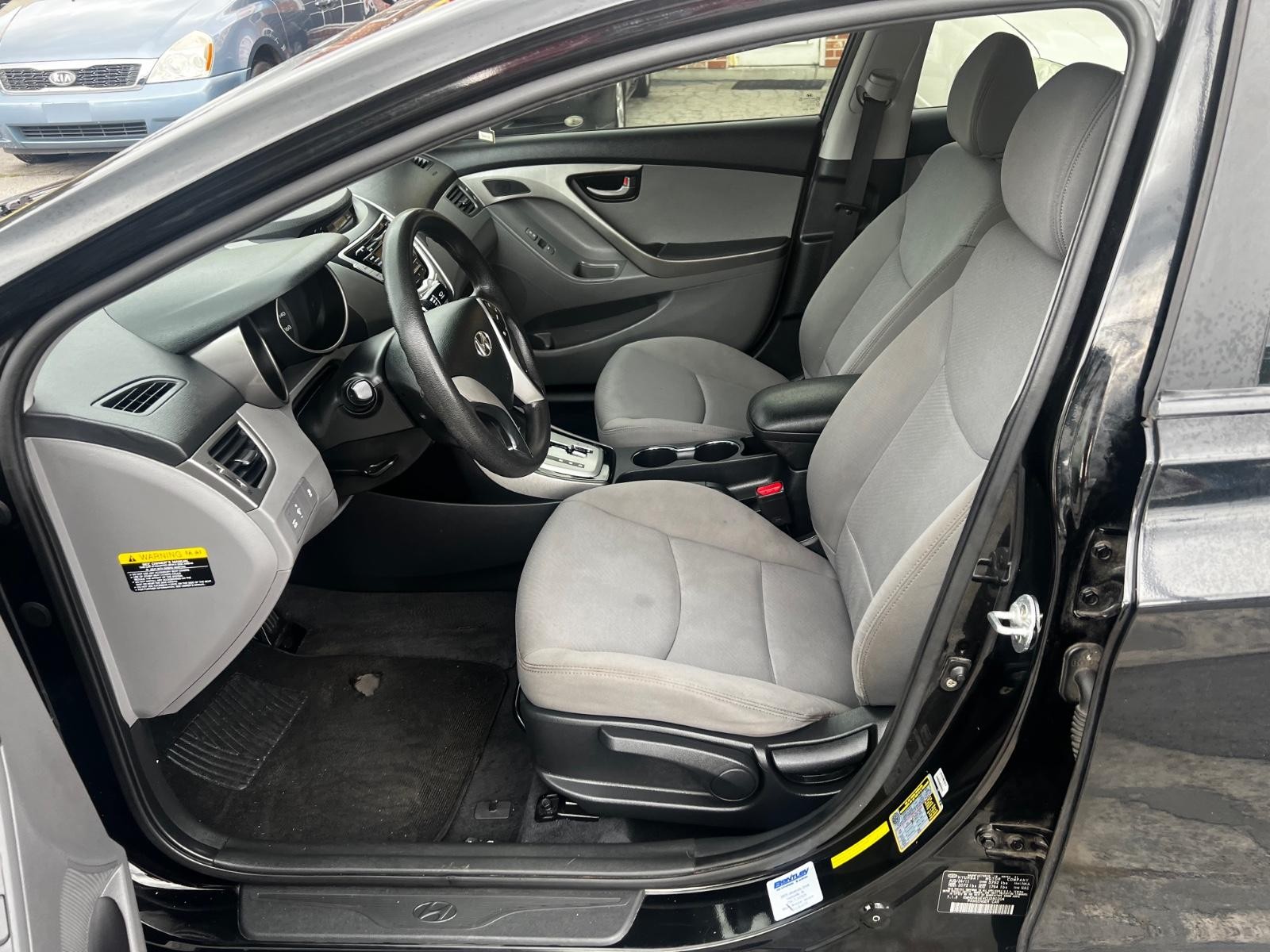 Hyundai Elantra Vehicle Full-screen Gallery Image 6