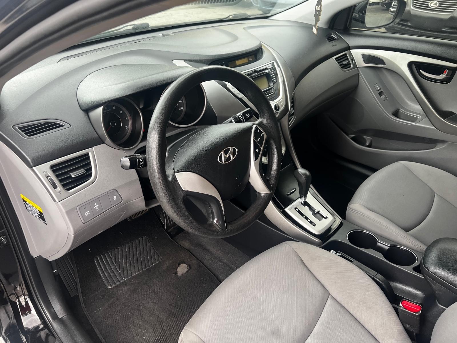 Hyundai Elantra Vehicle Full-screen Gallery Image 7