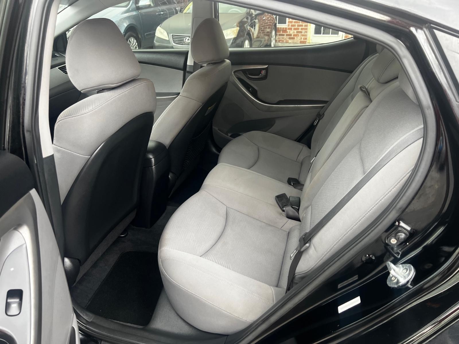 Hyundai Elantra Vehicle Full-screen Gallery Image 8