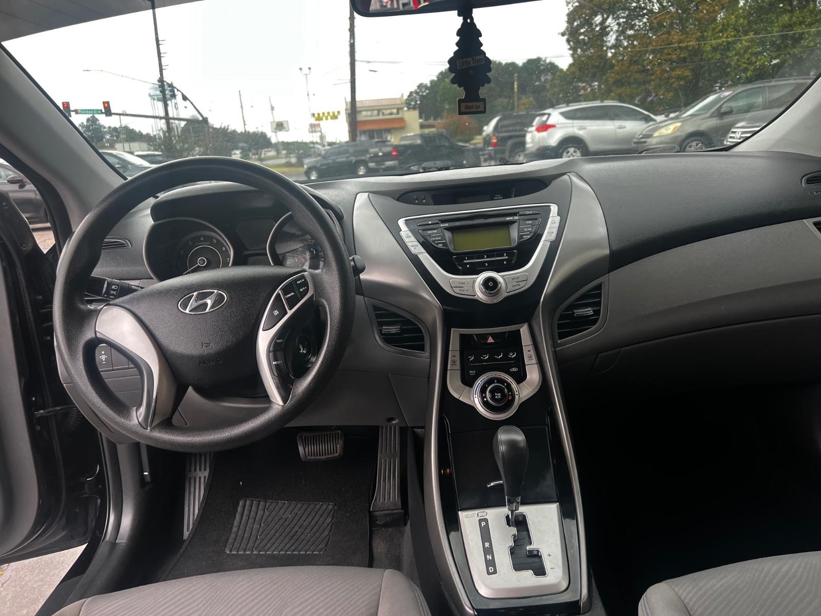Hyundai Elantra Vehicle Full-screen Gallery Image 9