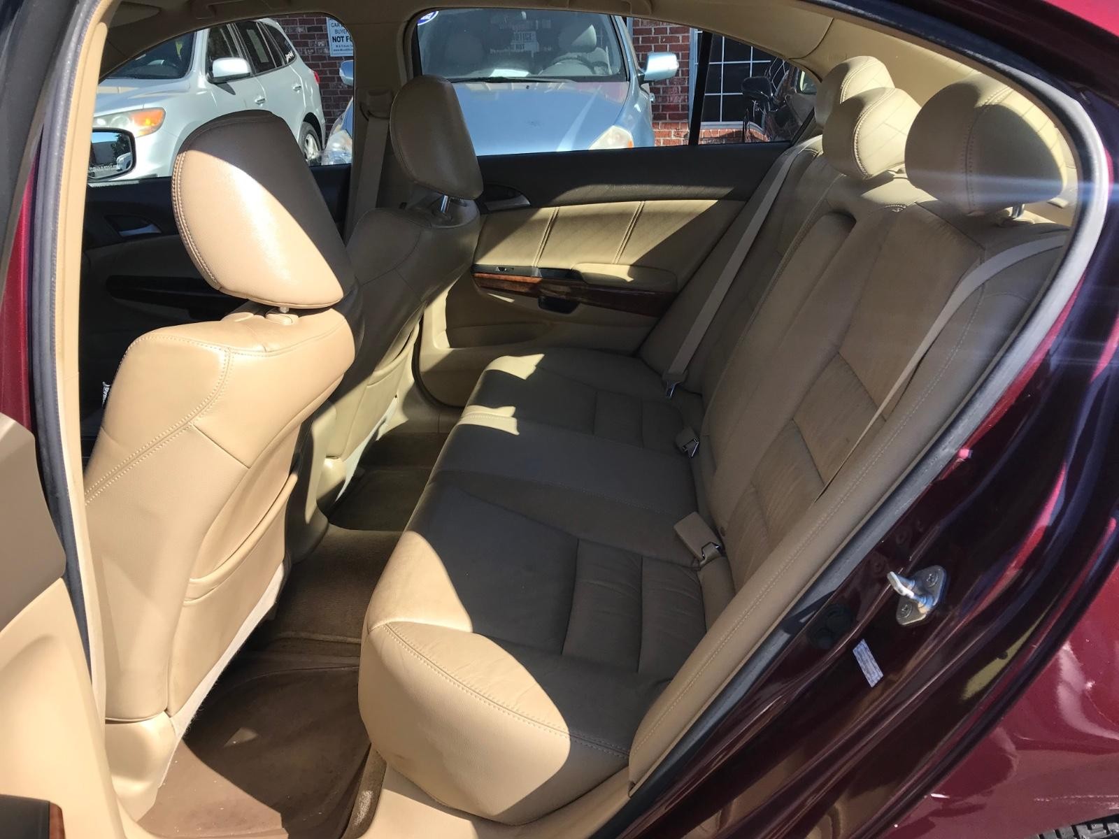 Honda Accord Sedan Vehicle Full-screen Gallery Image 9