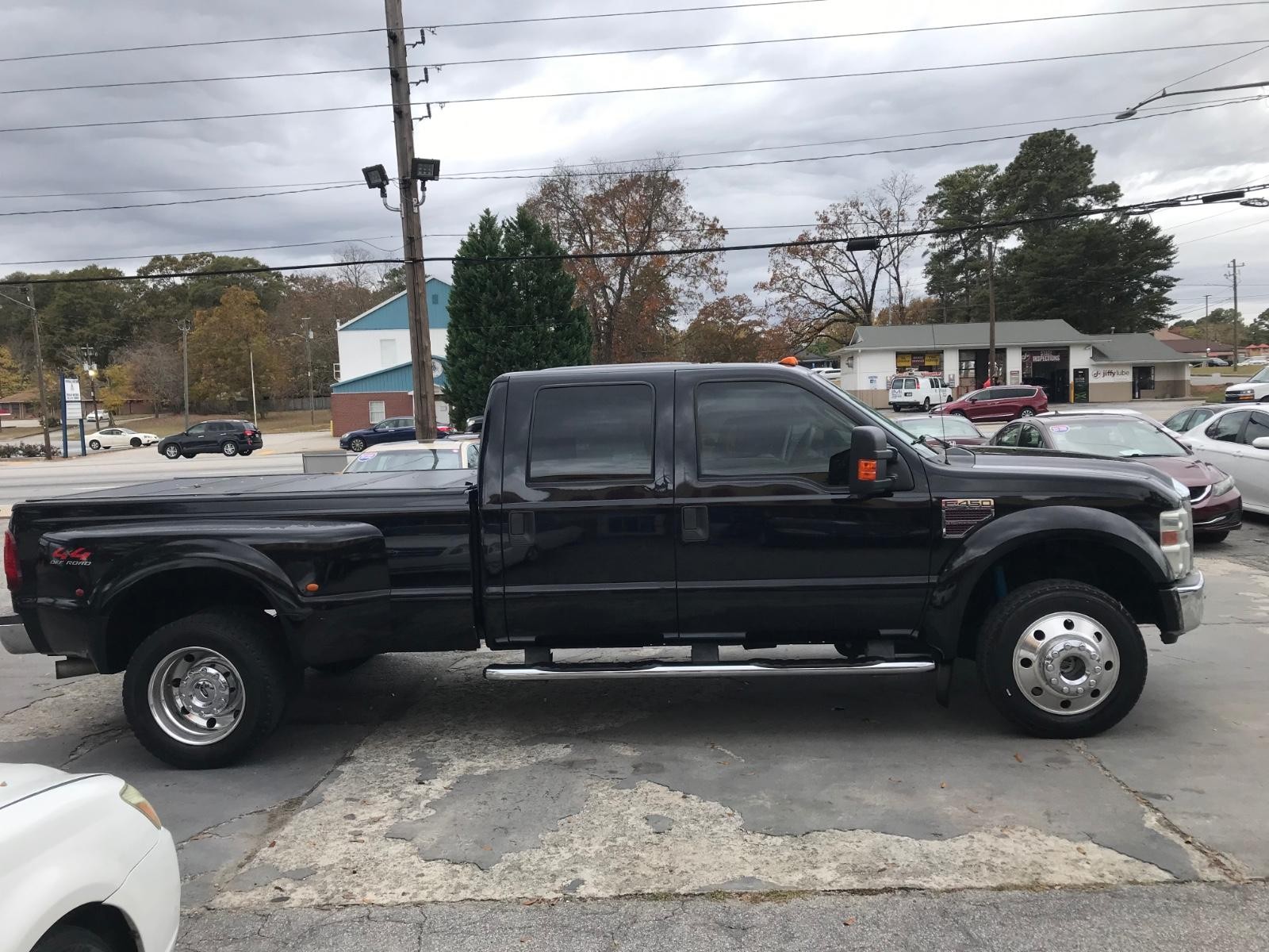 Ford Super Duty F-450 DRW Vehicle Full-screen Gallery Image 4
