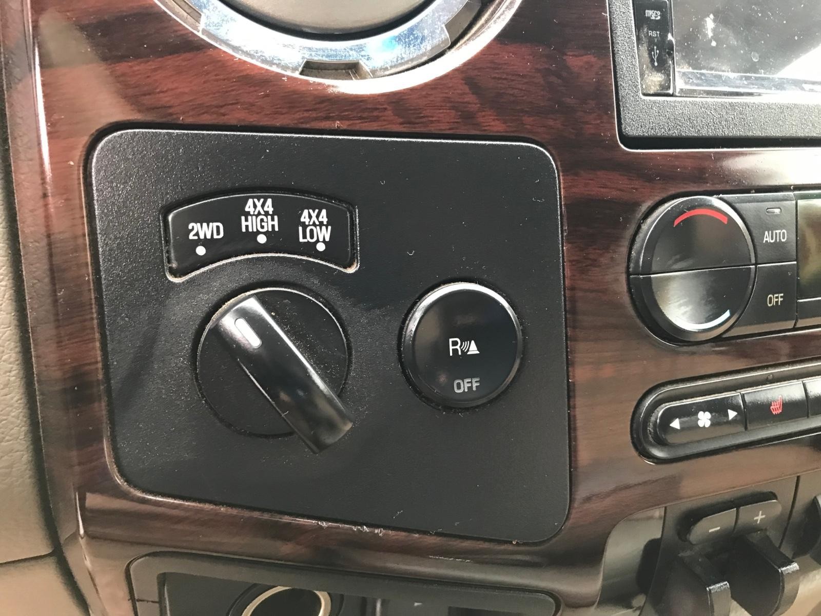 Ford Super Duty F-450 DRW Vehicle Full-screen Gallery Image 13