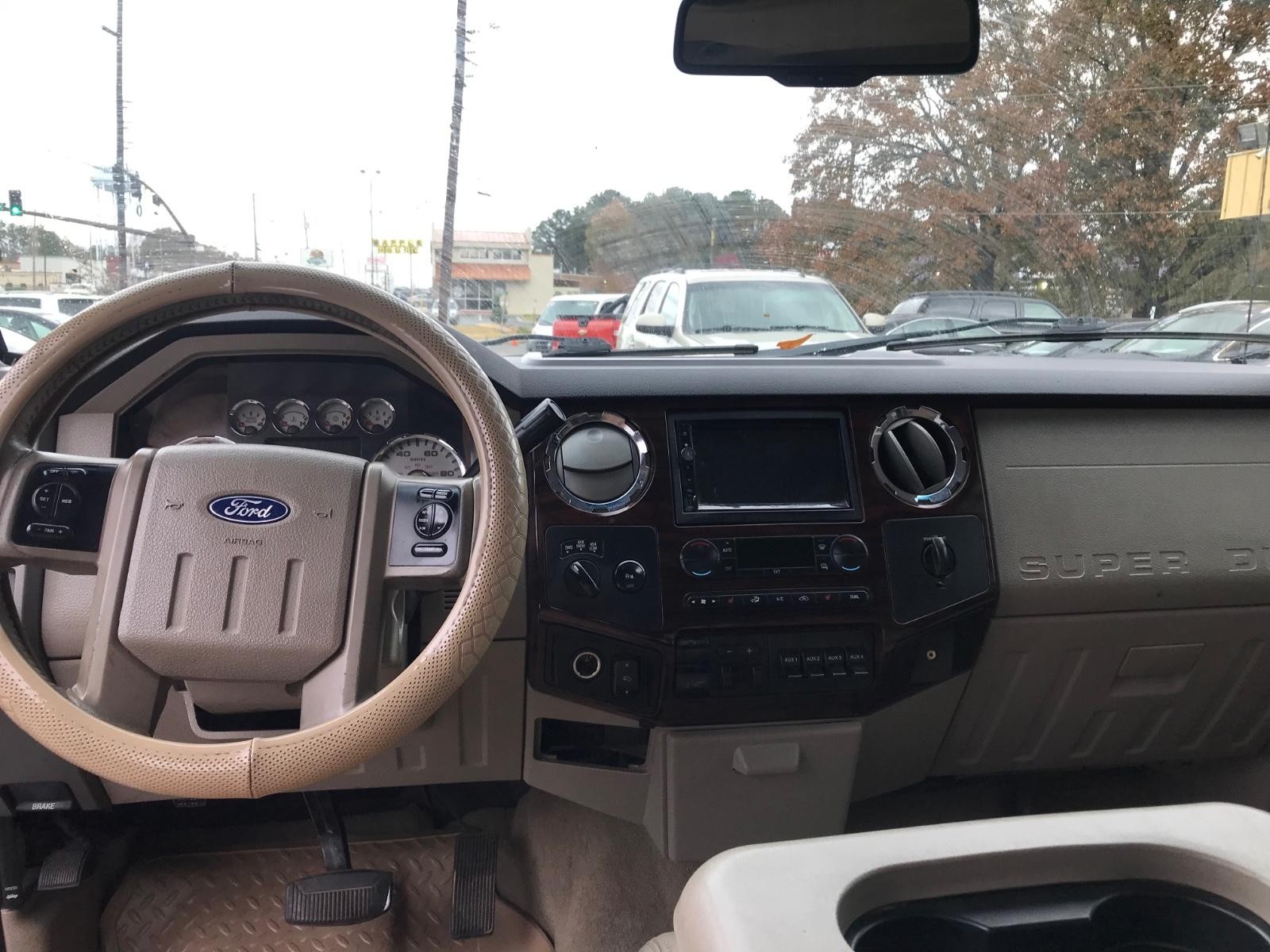 Ford Super Duty F-450 DRW Vehicle Full-screen Gallery Image 15