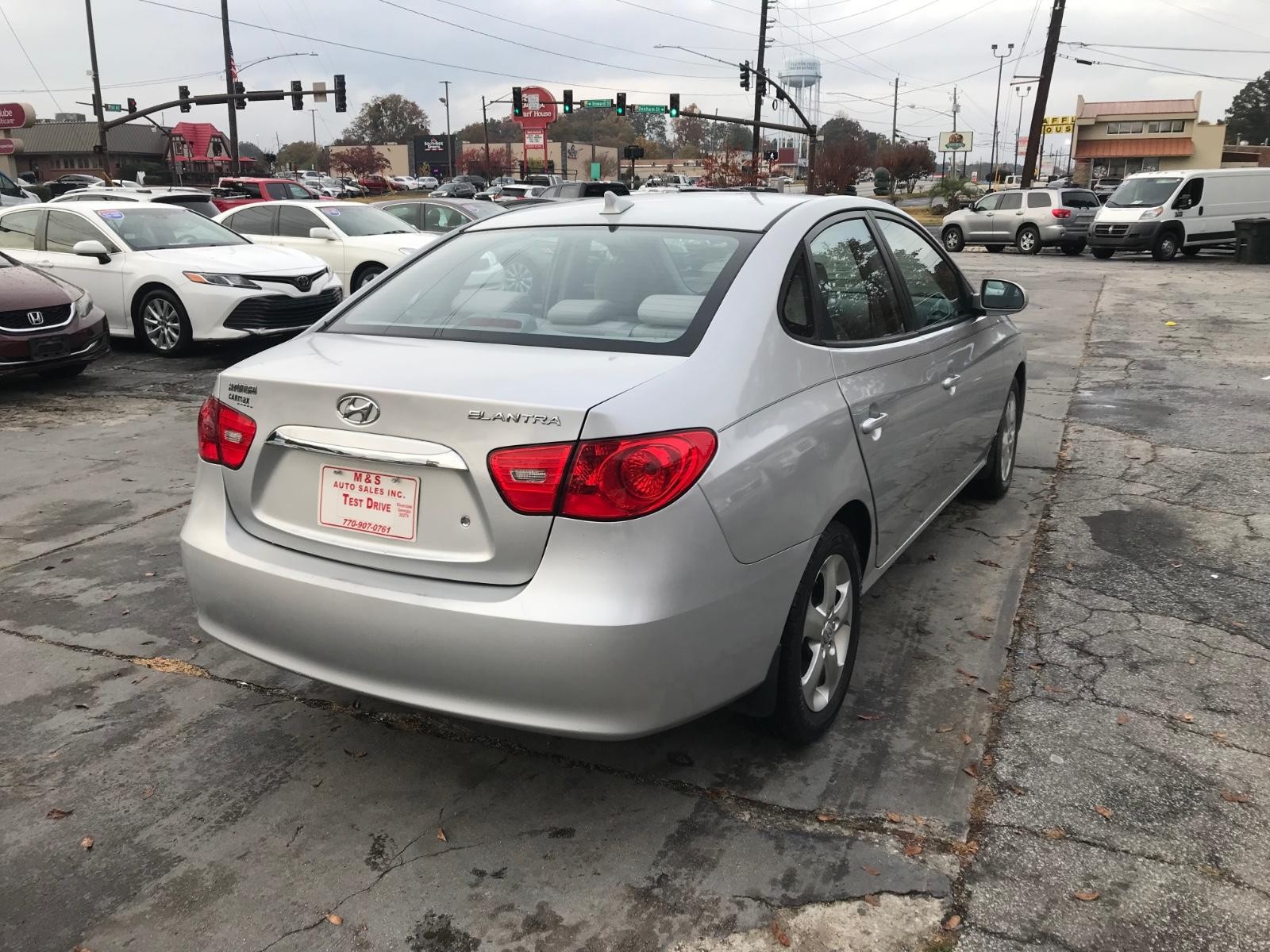 Hyundai Elantra Vehicle Full-screen Gallery Image 4