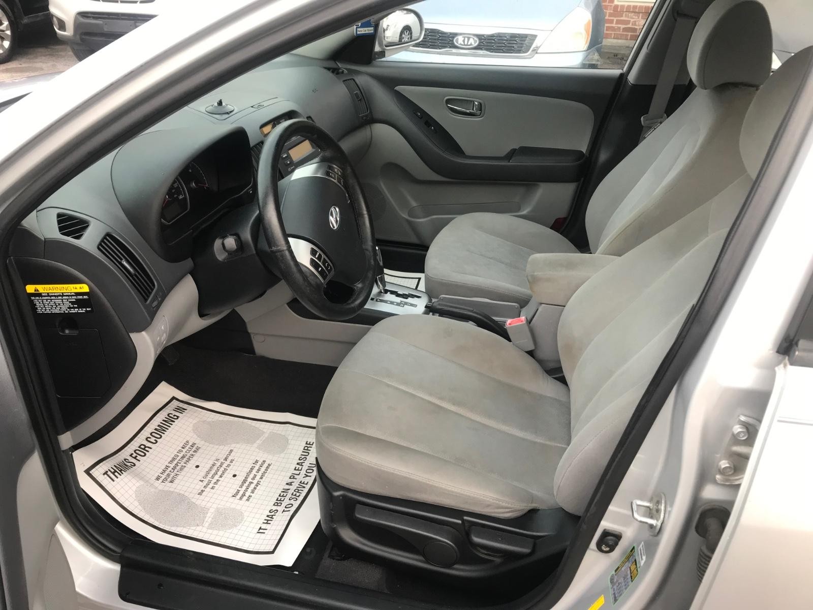 Hyundai Elantra Vehicle Full-screen Gallery Image 6