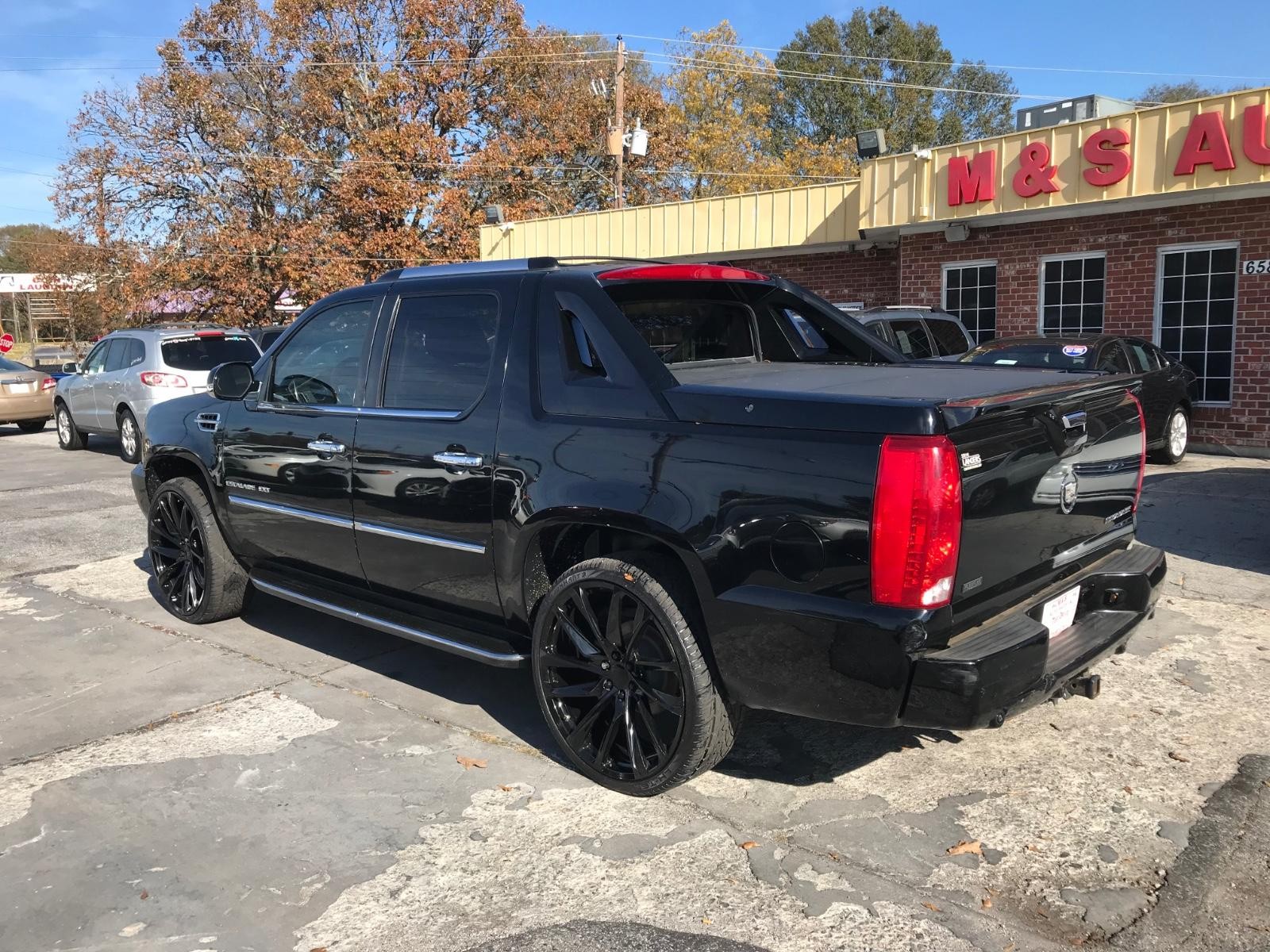 Cadillac Escalade EXT Vehicle Full-screen Gallery Image 4