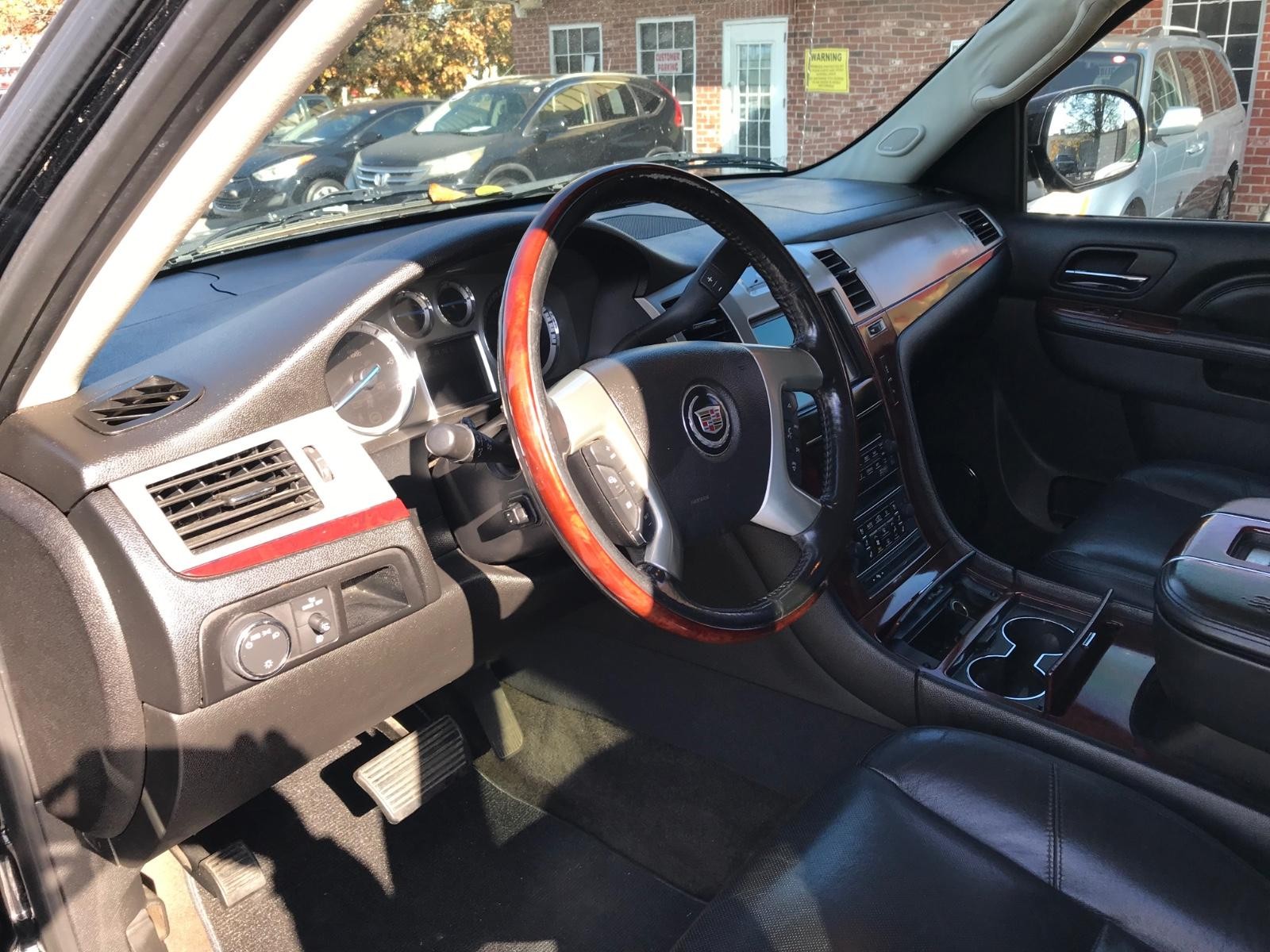 Cadillac Escalade EXT Vehicle Full-screen Gallery Image 7
