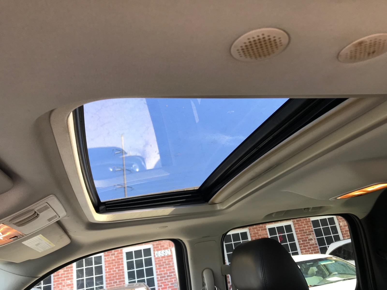 Cadillac Escalade EXT Vehicle Full-screen Gallery Image 8