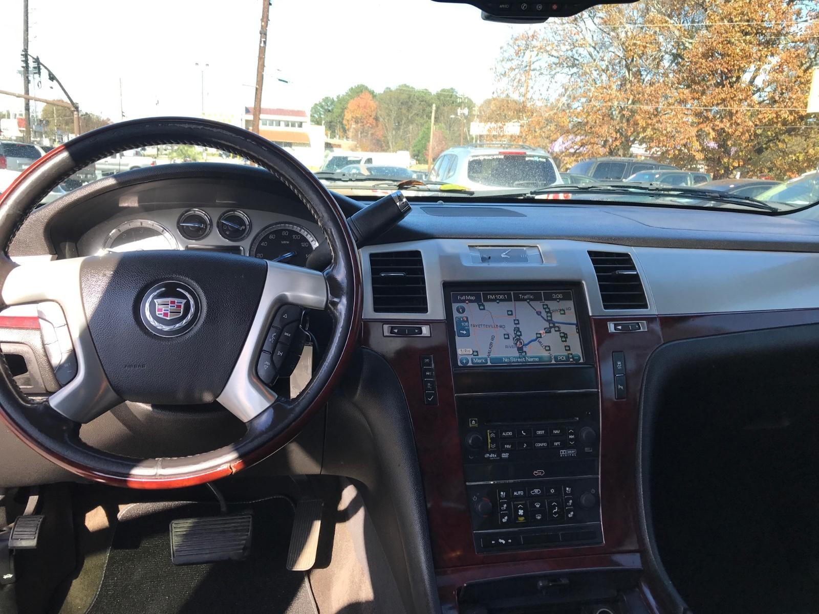 Cadillac Escalade EXT Vehicle Full-screen Gallery Image 12