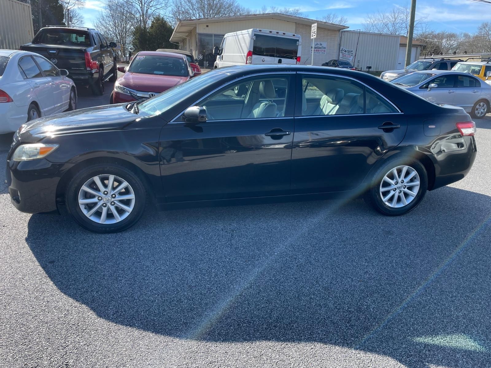 Toyota Camry Vehicle Full-screen Gallery Image 3