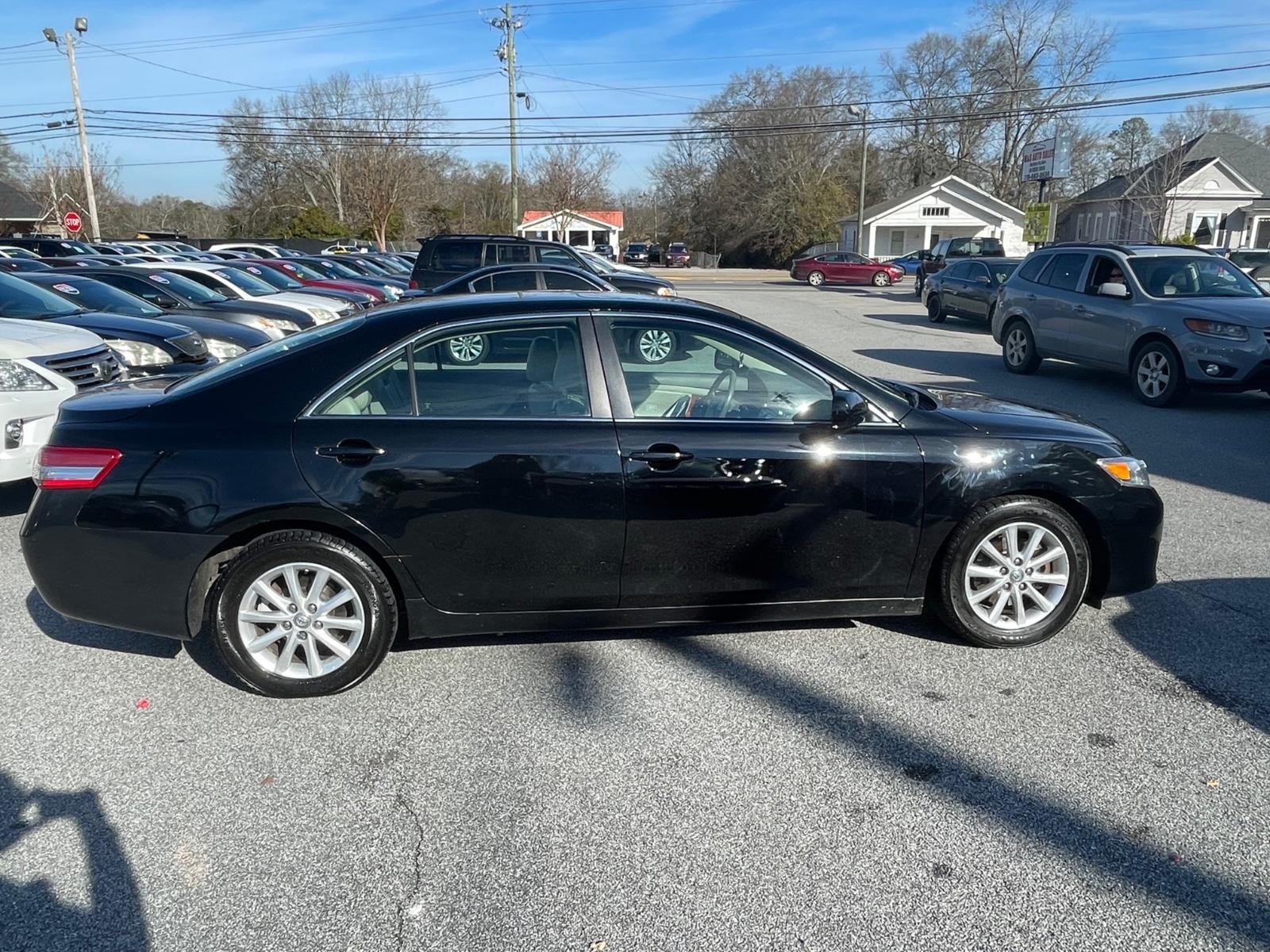 Toyota Camry Vehicle Full-screen Gallery Image 4