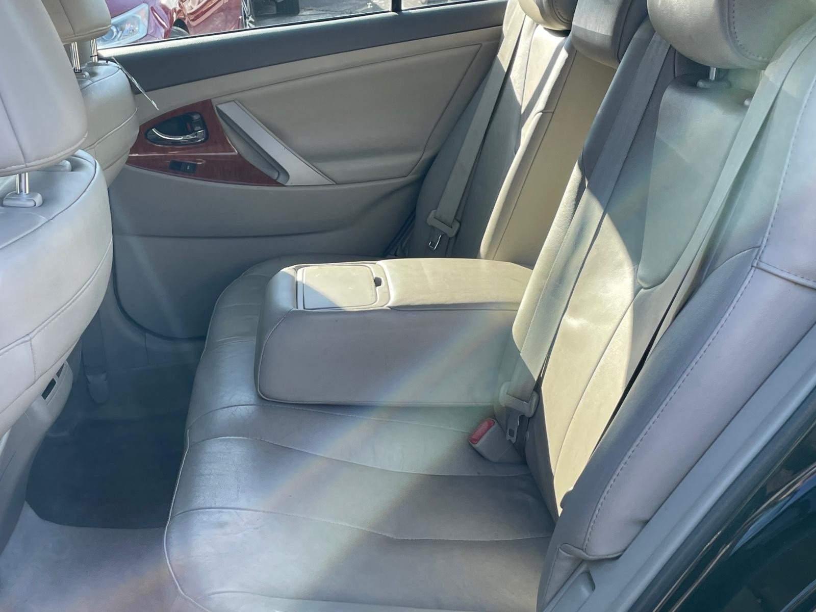 Toyota Camry Vehicle Full-screen Gallery Image 8