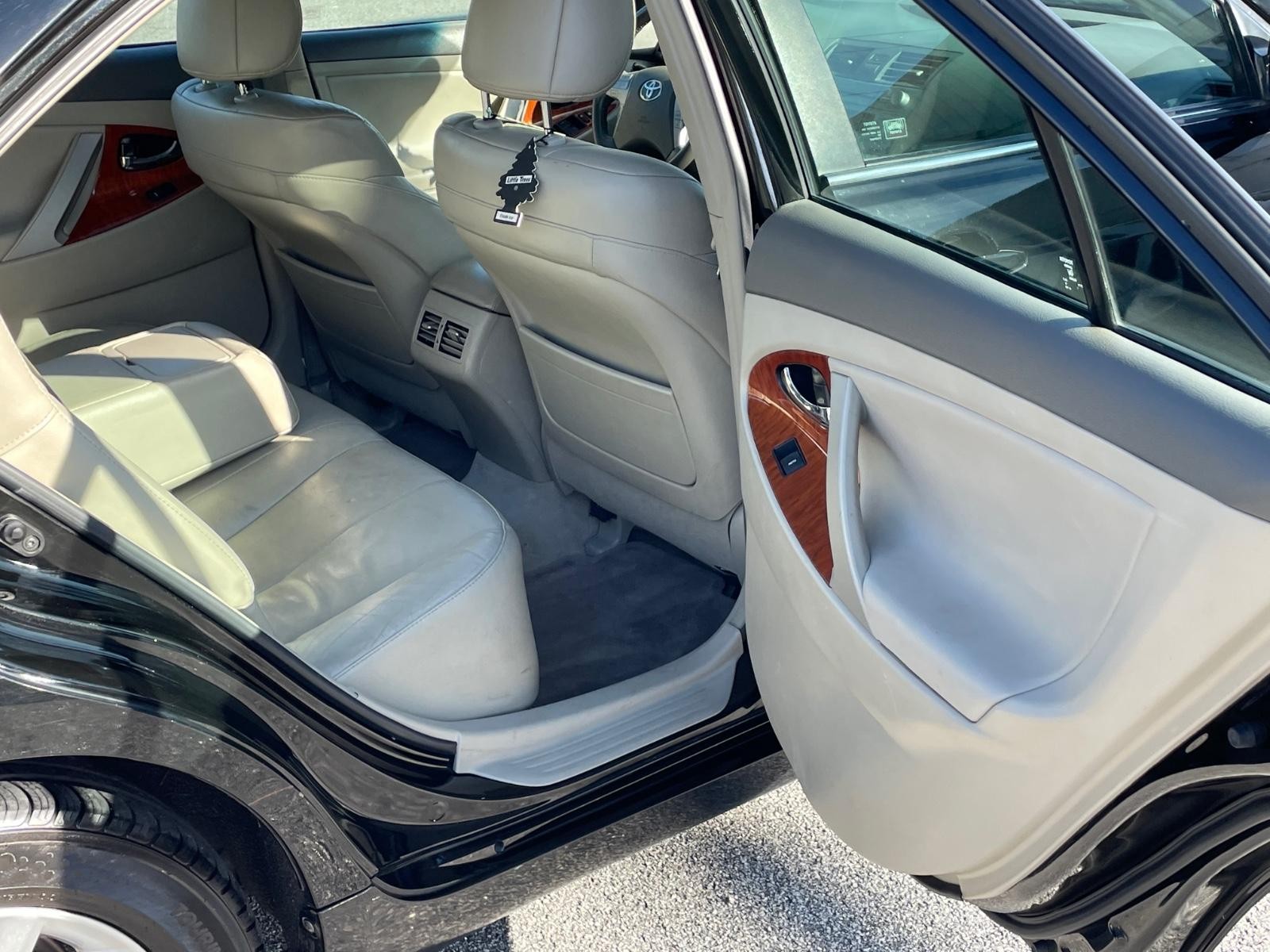 Toyota Camry Vehicle Full-screen Gallery Image 9