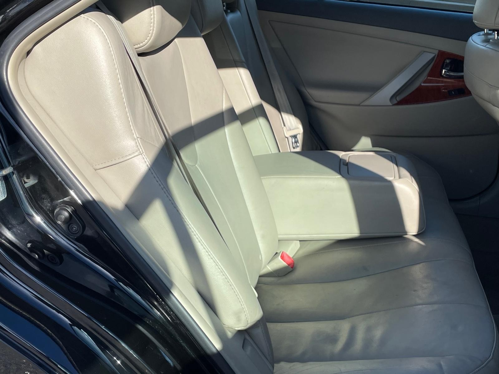 Toyota Camry Vehicle Full-screen Gallery Image 10