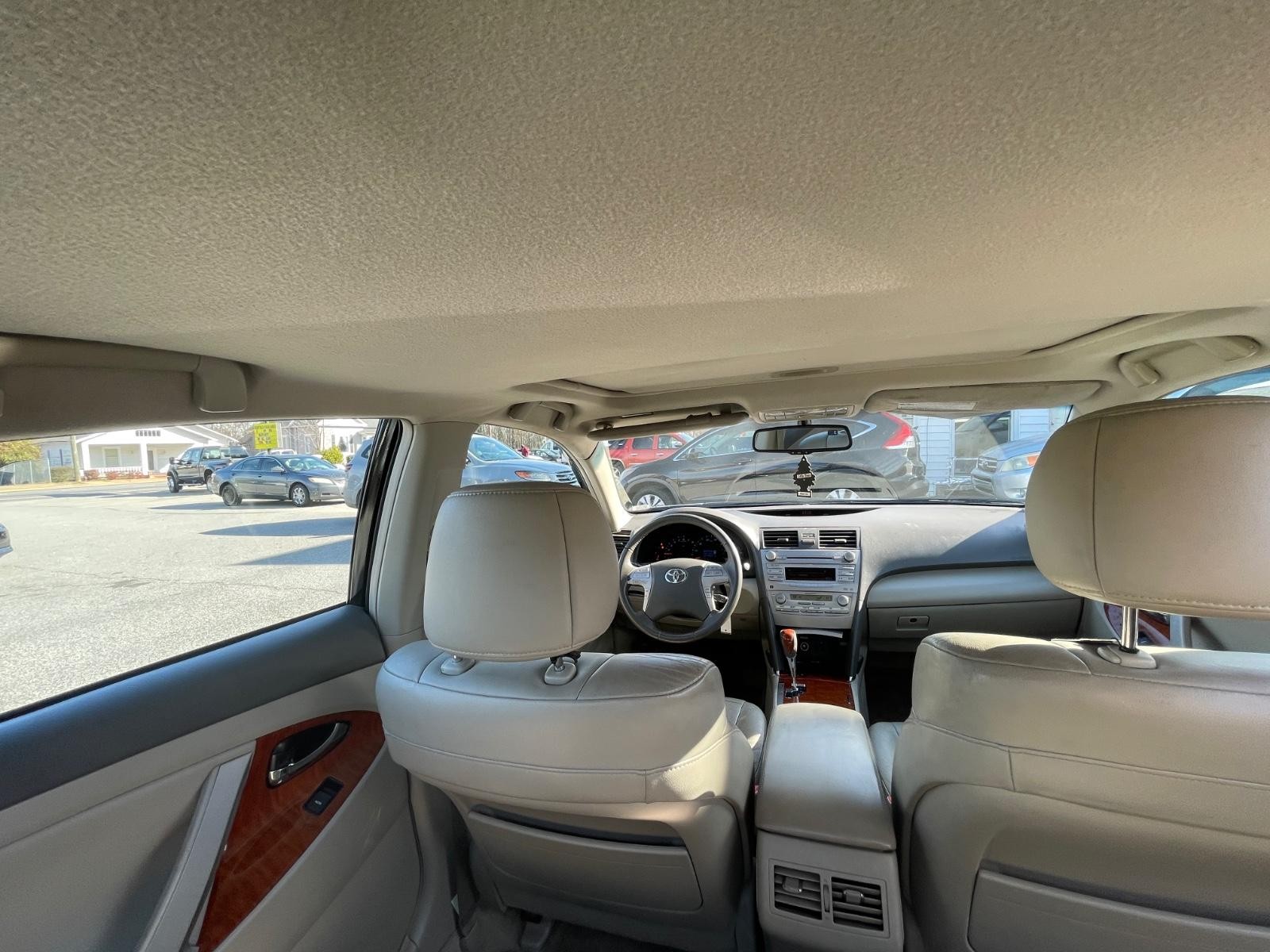 Toyota Camry Vehicle Full-screen Gallery Image 11