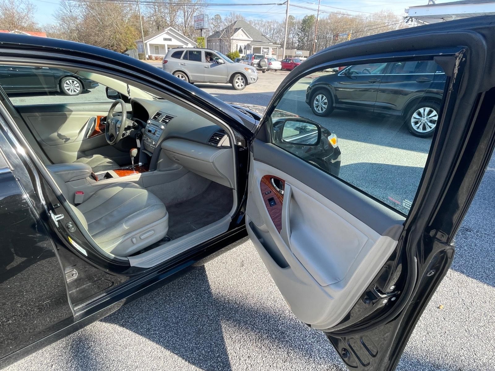 Toyota Camry Vehicle Full-screen Gallery Image 12