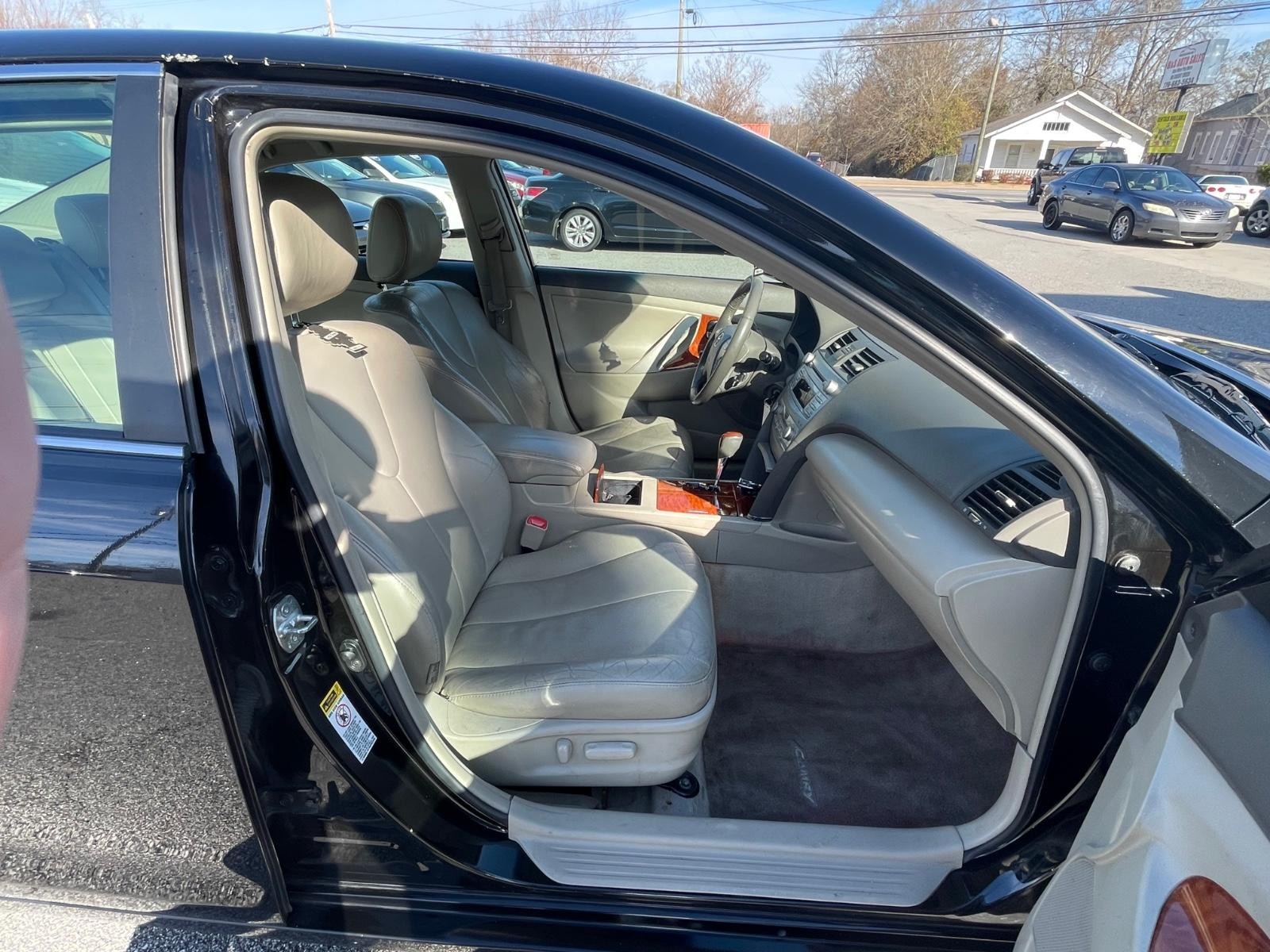 Toyota Camry Vehicle Full-screen Gallery Image 13