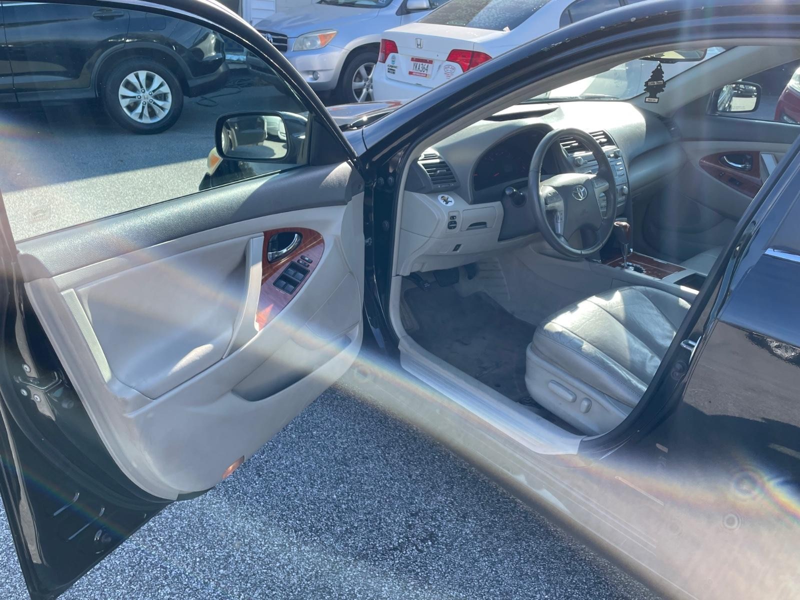 Toyota Camry Vehicle Full-screen Gallery Image 14