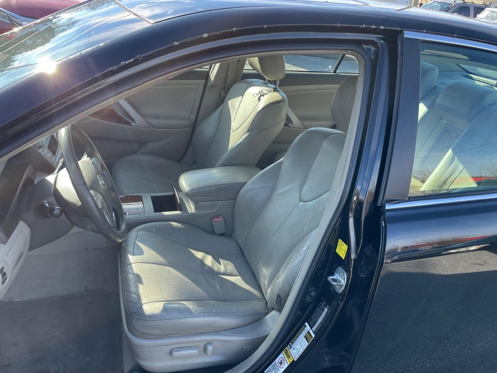 Toyota Camry Vehicle Full-screen Gallery Image 15