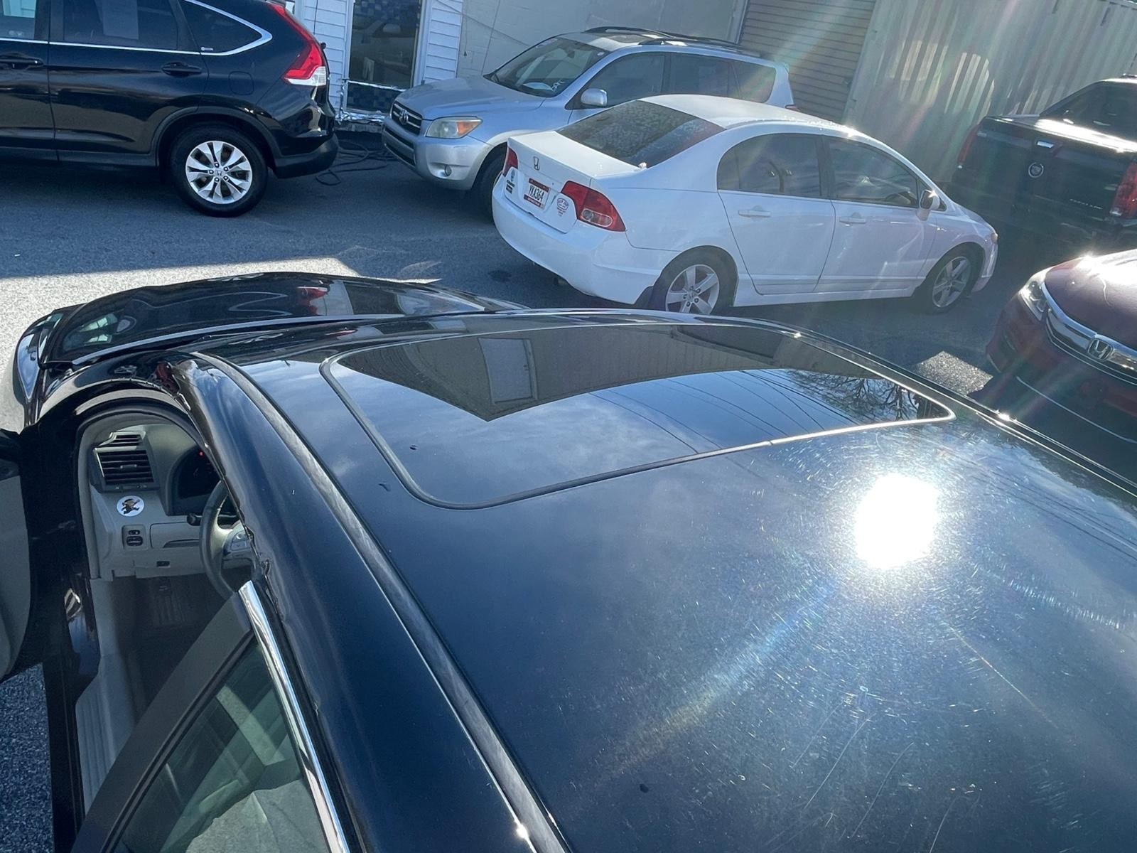 Toyota Camry Vehicle Full-screen Gallery Image 16