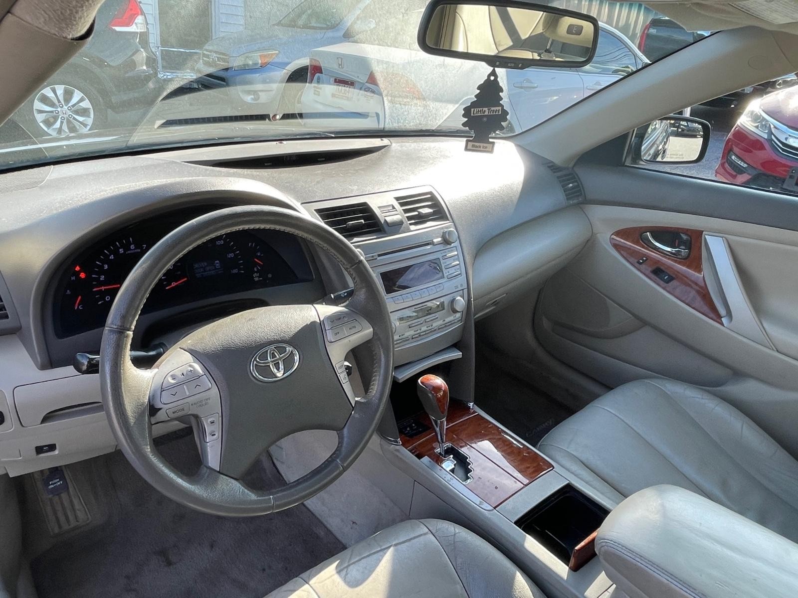 Toyota Camry Vehicle Full-screen Gallery Image 17