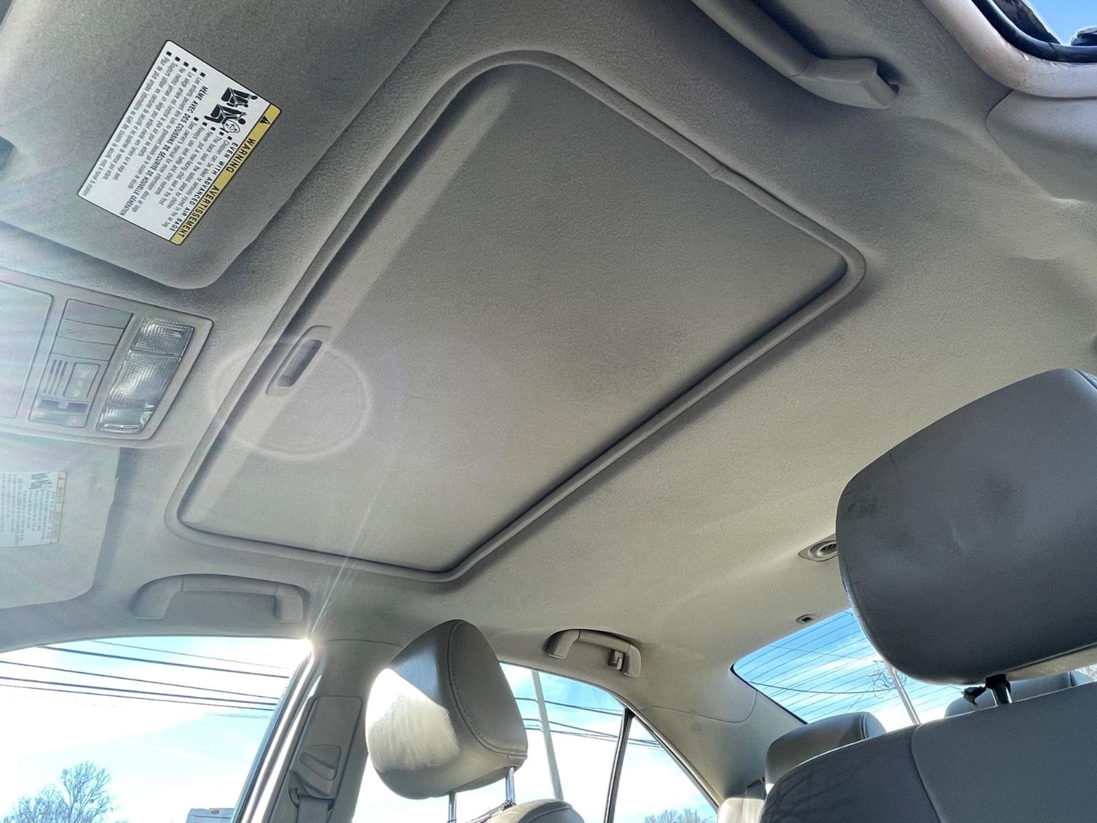 Toyota Camry Vehicle Full-screen Gallery Image 18