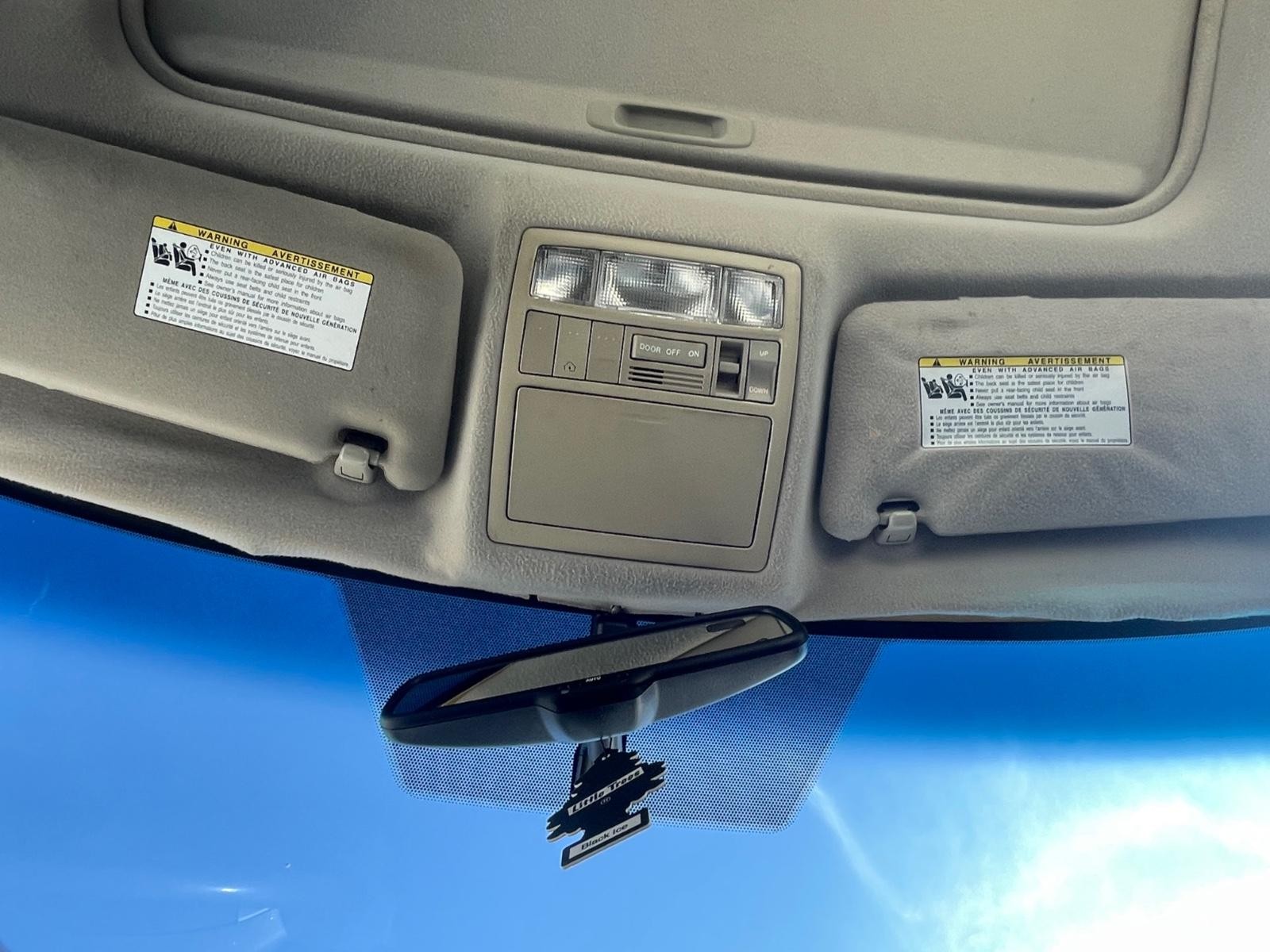 Toyota Camry Vehicle Full-screen Gallery Image 19