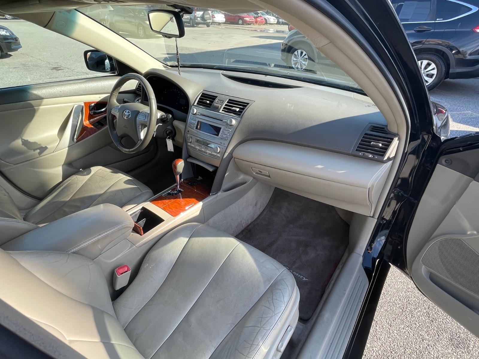 Toyota Camry Vehicle Full-screen Gallery Image 20