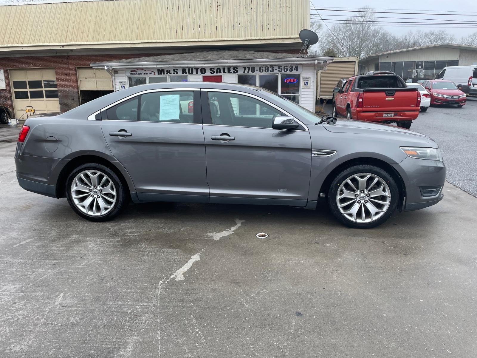 Ford Taurus Vehicle Full-screen Gallery Image 3