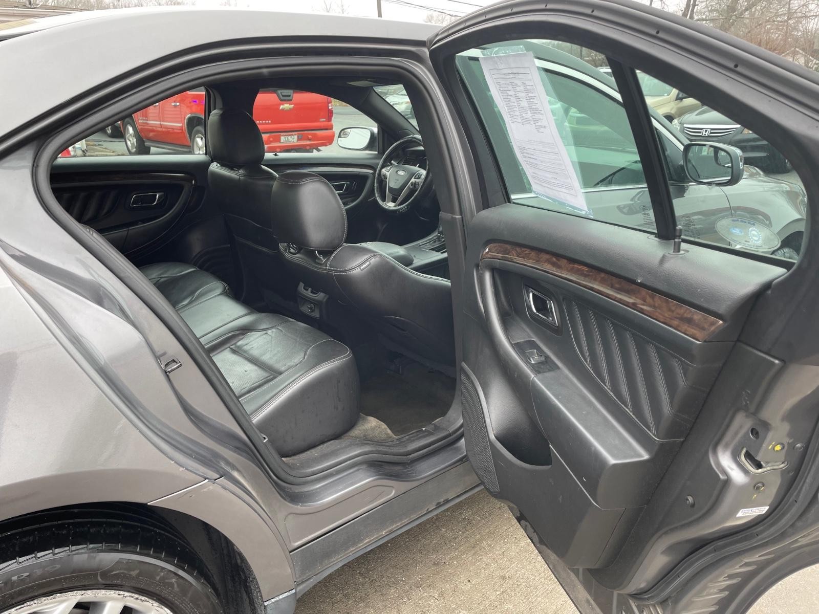 Ford Taurus Vehicle Full-screen Gallery Image 5