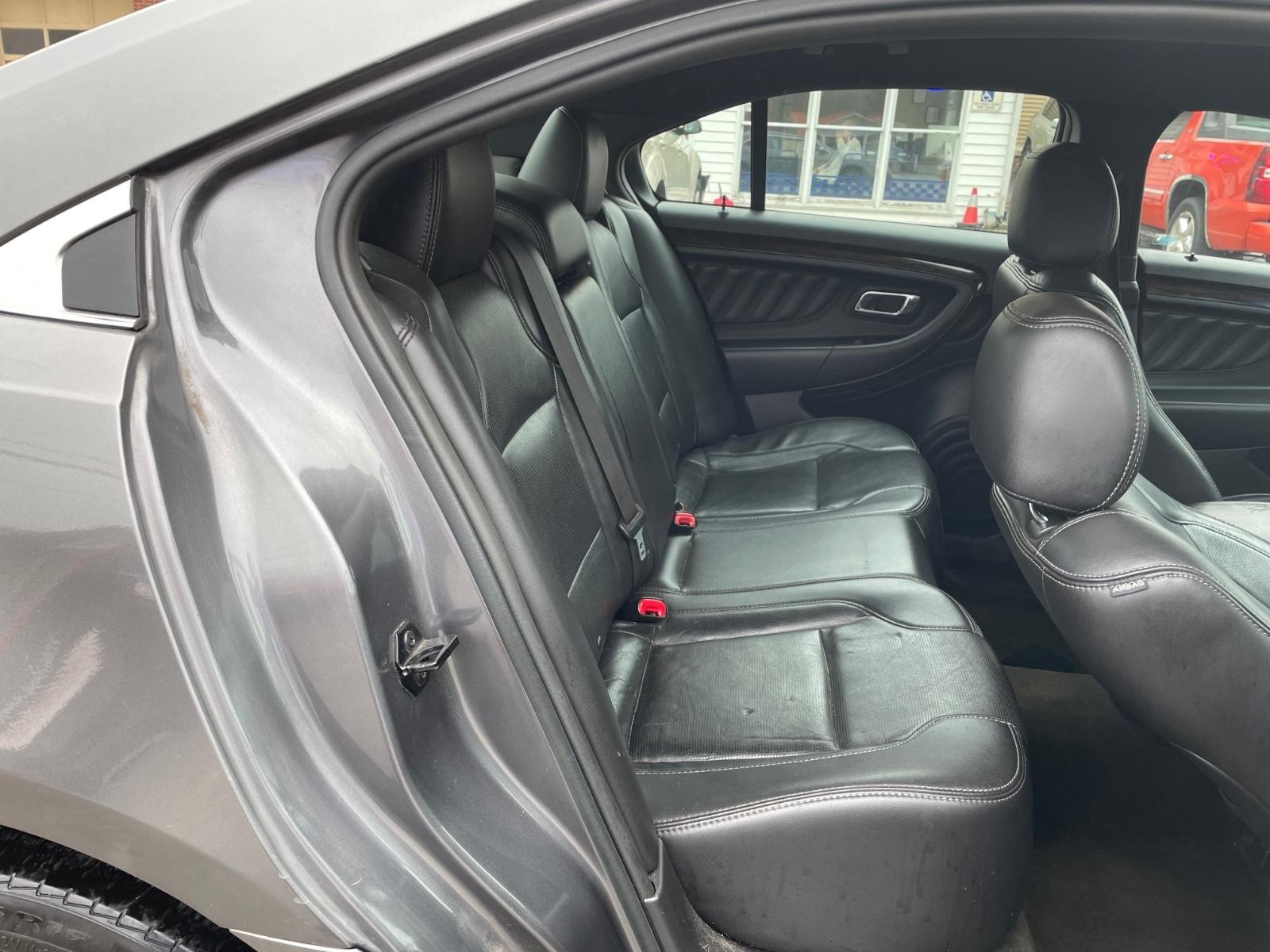 Ford Taurus Vehicle Full-screen Gallery Image 6