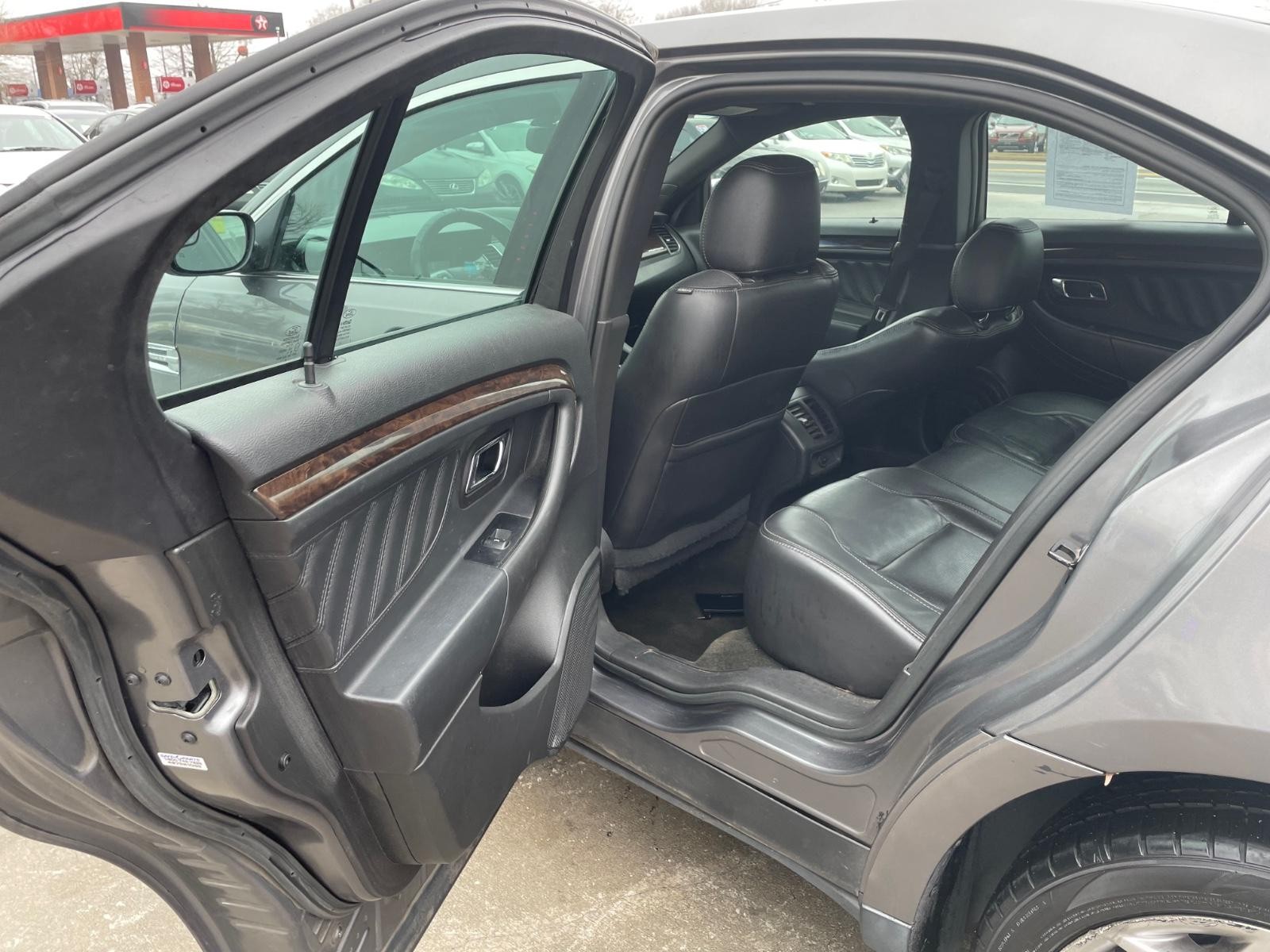 Ford Taurus Vehicle Full-screen Gallery Image 8