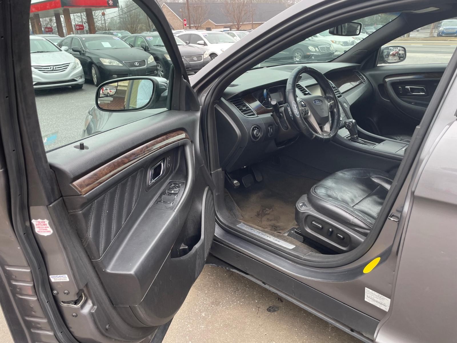 Ford Taurus Vehicle Full-screen Gallery Image 10