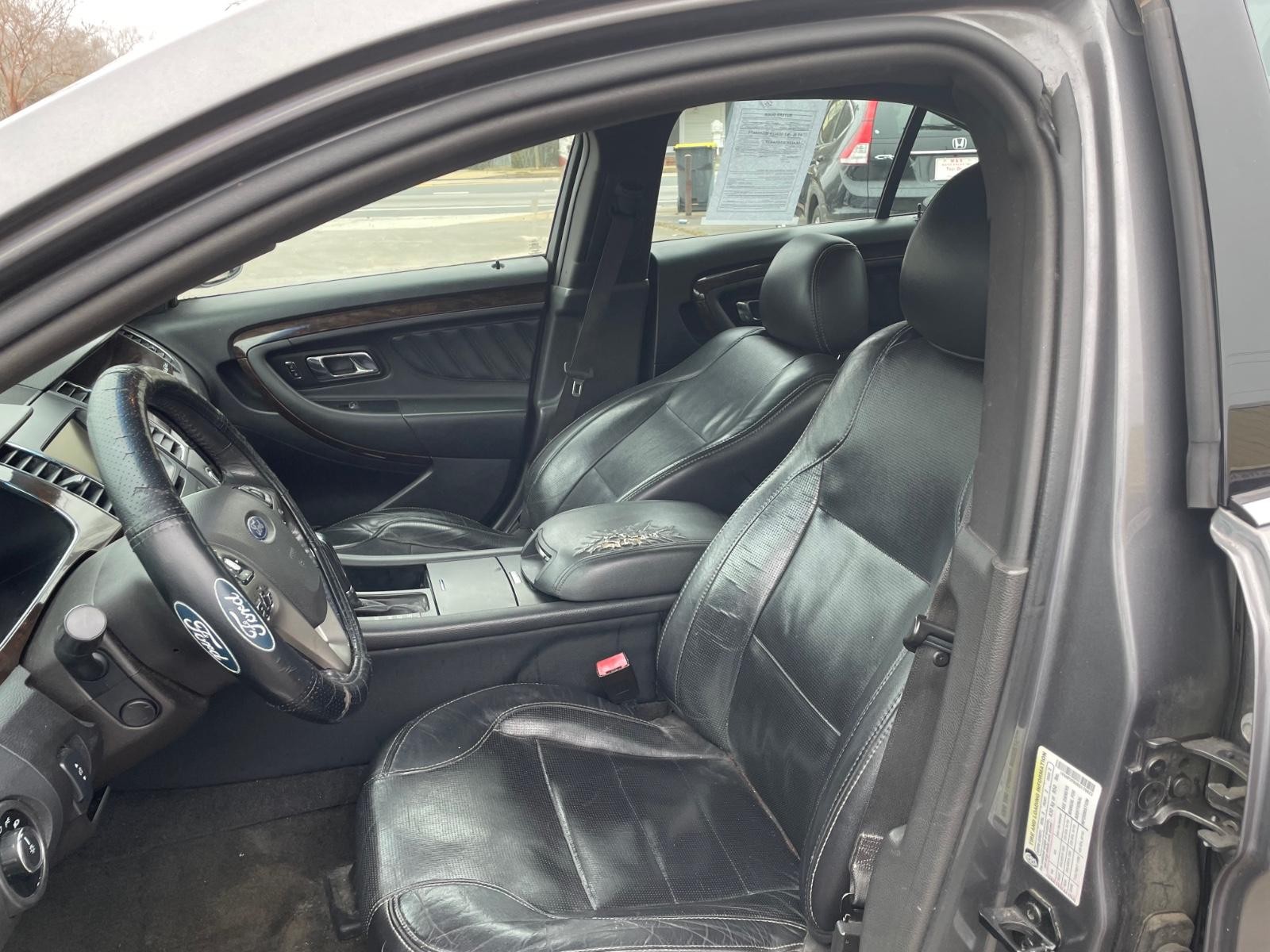 Ford Taurus Vehicle Full-screen Gallery Image 11