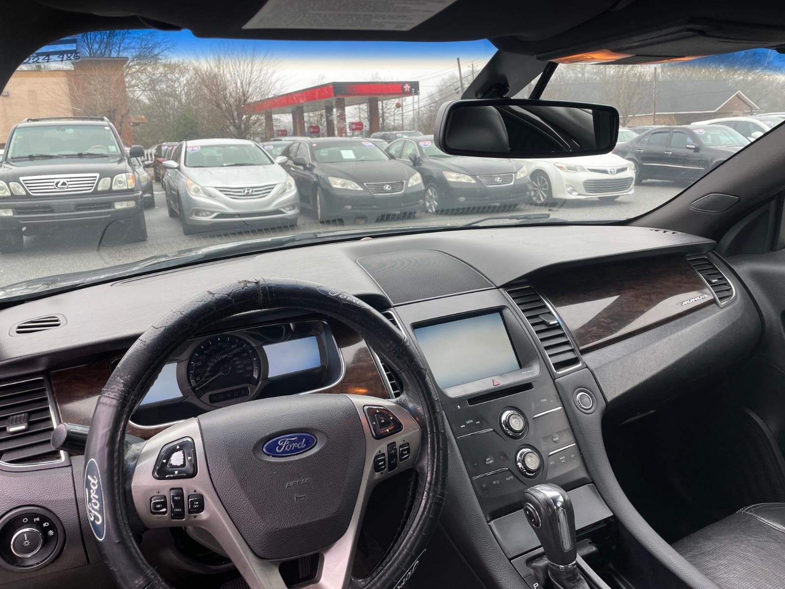 Ford Taurus Vehicle Full-screen Gallery Image 12