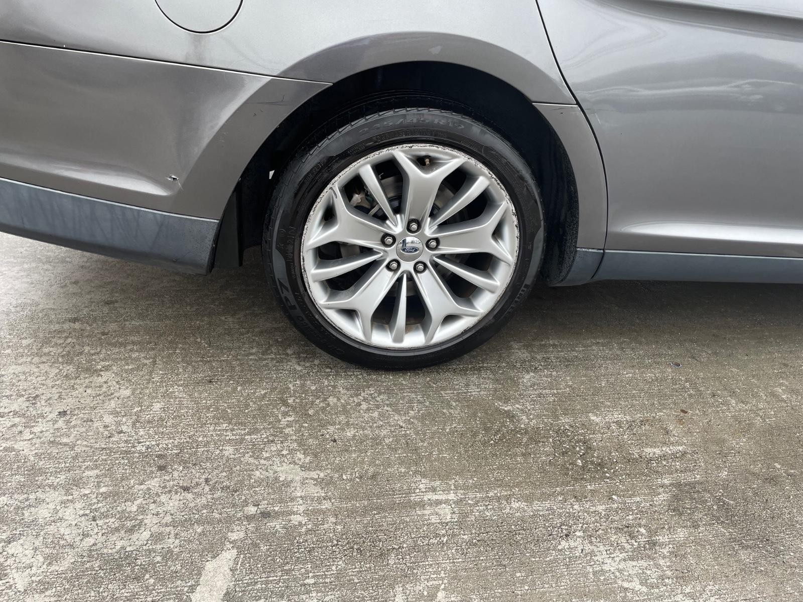 Ford Taurus Vehicle Full-screen Gallery Image 15