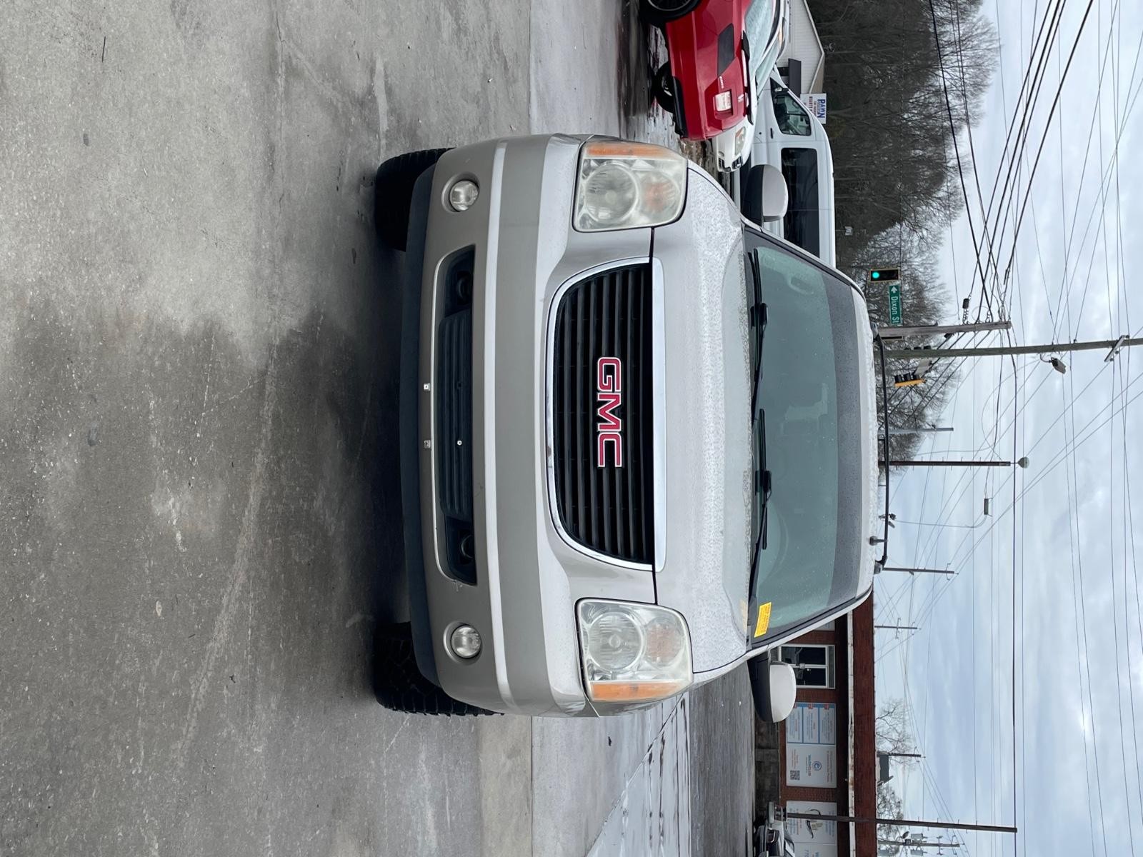 GMC Yukon Vehicle Full-screen Gallery Image 3