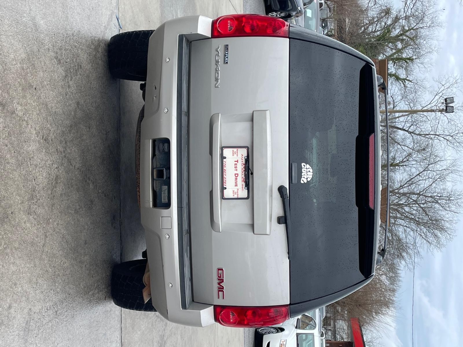 GMC Yukon Vehicle Full-screen Gallery Image 4
